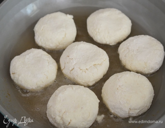 На сковороде разогрейте растительное масло, обжаривайте сырники на небольшом огне около 5 минут с каждой стороны.
