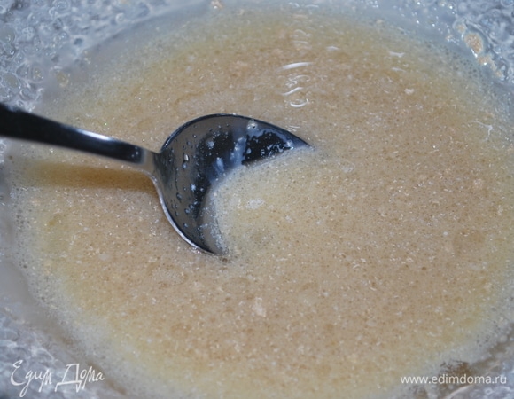 В молоко раскрошите дрожжи (можно заменить на сухие), добавьте мед, соль и растительное масло, хорошо перемешайте.