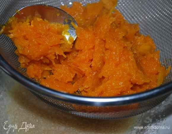 Тыкву протрите через сито, и теплое пюре добавьте в миску к молоку с дрожжами, перемешайте.