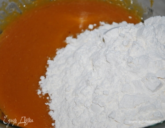 Добавьте муку и вымесите руками тесто в течение 5–6 минут (можно воспользоваться кухонной машиной для замеса теста).