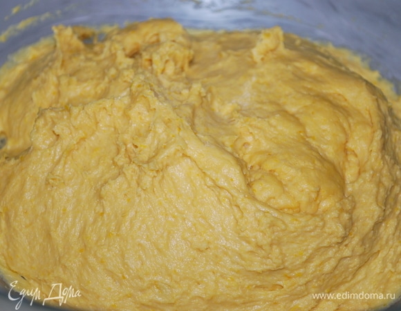 Накройте миску с тестом пищевой пленкой. Тесто должно подняться, это займет примерно 2 часа.