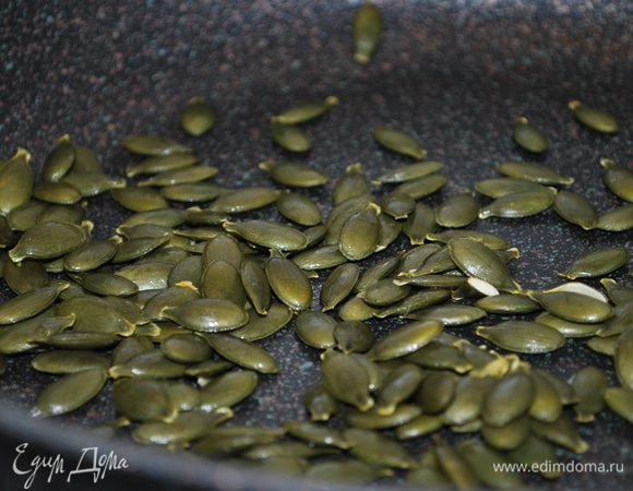 Сковороду с толстым дном хорошо разогрейте и обжаривайте тыквенные семечки в течение 3–4 минут. Следите, чтобы они не подгорели.