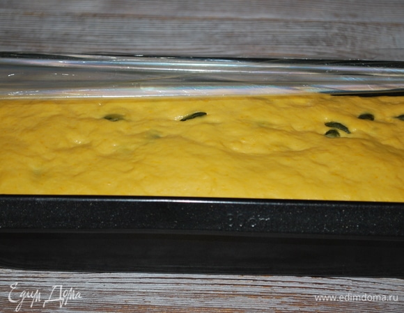 Форму для выпечки смажьте растительным маслом и выложите тесто. Дайте ему постоять 30–40 минут, тесто должно хорошо подняться. Выпекайте хлеб при 180°C 15 минут, убавьте температуру до 170°C и готовьте хлеб еще в течение 20–25 минут.