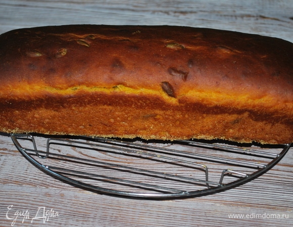 Готовый хлеб достаньте из формы и дайте ему остыть на решетке.