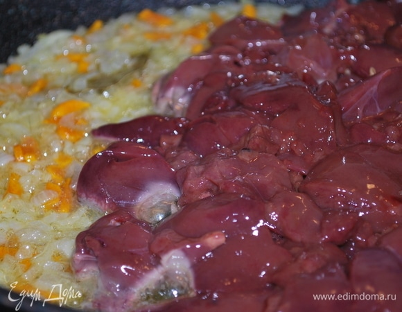 Лук мелко порубите, морковь нарежьте тонкими полосками. Сковороду с толстым дном хорошо разогрейте, влейте растительное масло и обжарьте морковь с луком в течение 3–4 минут, добавьте 1 лавровый лист. К обжаренному луку и моркови добавьте куриную печень, предварительно очищенную от пленки и нарезанную на кусочки. Тушите все вместе до готовности печени, в течение 7–9 минут.