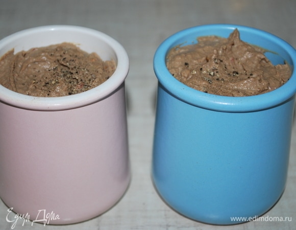 Пробейте паштет блендером до однородности. Разложите в баночки и используйте для бутербродов. Паштет можно хранить в холодильнике 4–5 дней.