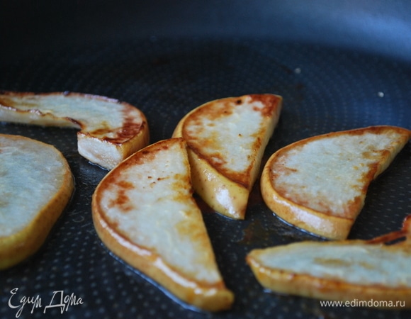 Для бутербродов грушу разрежьте на дольки, удалите семечки, смажьте медом или посыпьте дольки сахаром. Сливочное масло разогрейте на сковороде и обжаривайте грушу до золотистого цвета.
