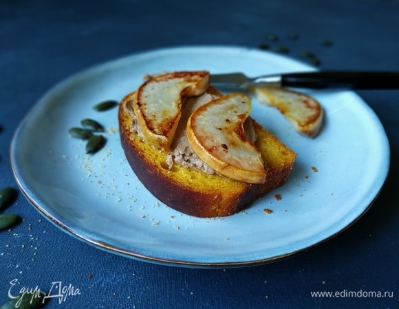 Для бутербродов возьмите ваш любимый хлеб (у меня тыквенный), смажьте паштетом, сверху выложите карамелизированные дольки груши. По желанию бутерброд полейте любимым соусом и подавайте к столу. Приятного аппетита.