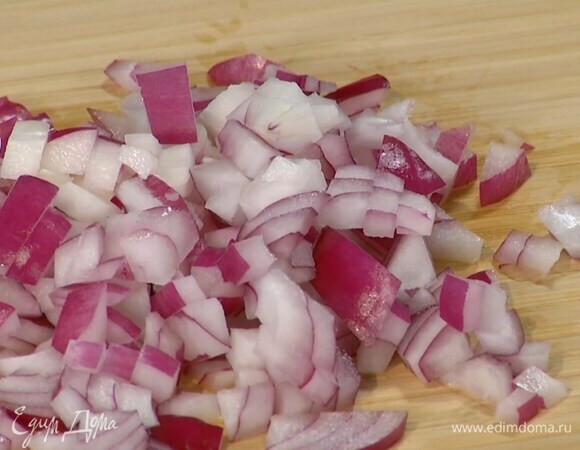 Красный лук почистить и мелко порезать. 