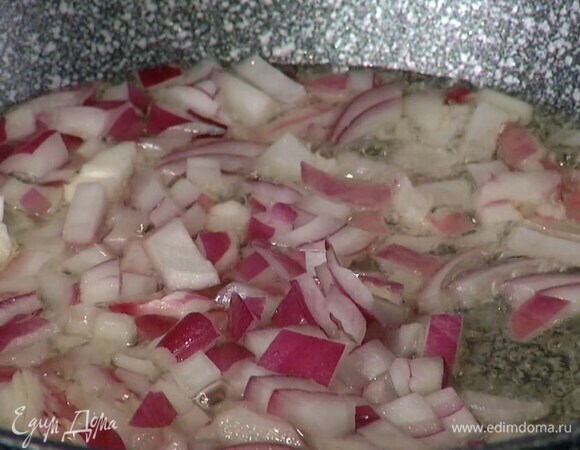 Разогреть в сковороде оливковое масло и обжарить лук.