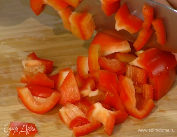 Весь сладкий перец, удалив плодоножку с семенами, нарезать небольшими кубиками.