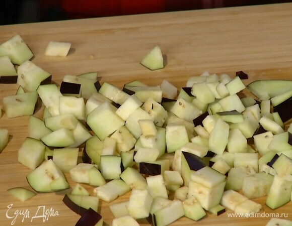 Баклажан нарезать маленькими кубиками и вместе со сладким перцем отправить к луку.