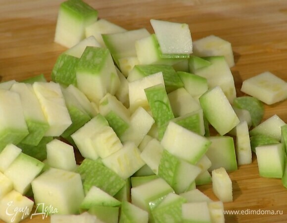 Кабачок порезать маленькими кубиками, добавить в сковороду с овощами, все посолить и обжарить.