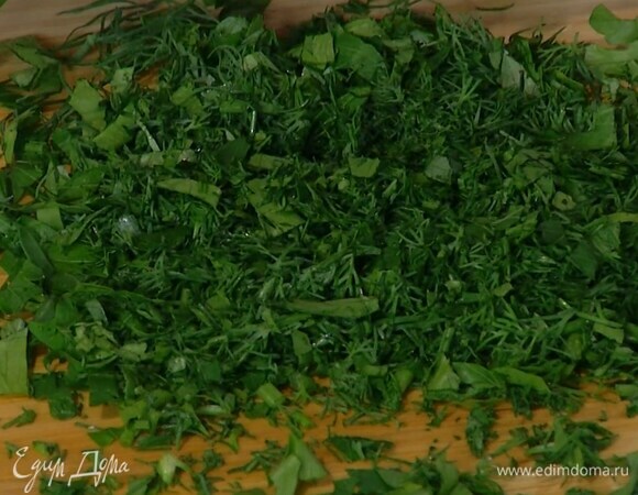 Петрушку и укроп порубить не слишком мелко.