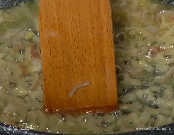 Приготовить соус: растопить в глубокой сковороде 70 г сливочного масла и обжарить нарезанный лук до прозрачности.