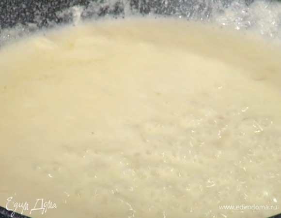 Влить в сковороду вермут и дать алкоголю выпариться, влить белое вино и так же дать выпариться, добавить рыбный бульон и уварить соус наполовину, затем влить сливки и прогревать, пока соус не загустеет.