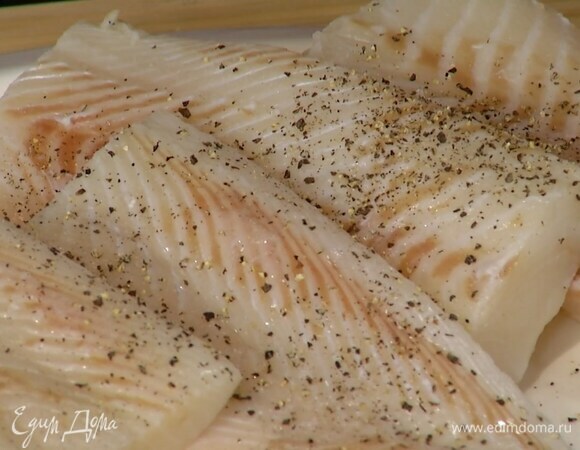 Рыбу посолить и поперчить со всех сторон.