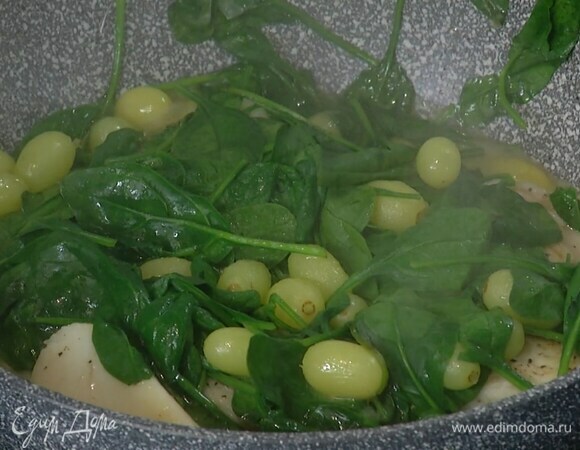 Разогреть в отдельной сковороде оставшееся сливочное и оливковое масло и жарить филе по 2–3 минуты с каждой стороны, затем выложить на рыбу шпинат и виноград, накрыть крышкой и готовить 2–3 минуты.