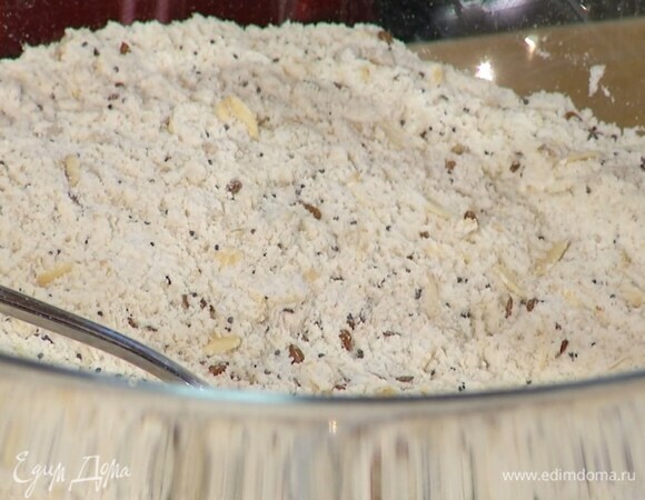 Муку, овсяные хлопья, сахар, льняное семя, семена подсолнечника и мак всыпать в глубокую миску, добавить разрыхлитель и соль, все перемешать.