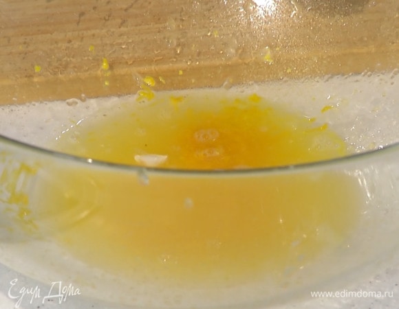 Цедру апельсина натереть на мелкой терке, из половинки апельсина выжать 50 мл сока.