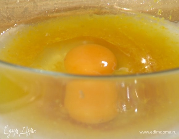 В отдельной миске перемешать сок и цедру апельсина, ванильный экстракт, растительное масло и яйца.