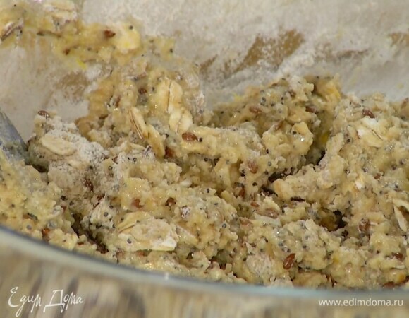 К сухим ингредиентам добавить жидкие и все вымешать.