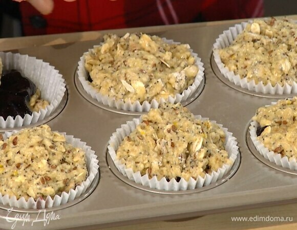 В формочки для маффинов поместить бумажные вкладыши и наполовину наполнить тестом, добавить по чайной ложке джема, сверху разложить оставшееся тесто.