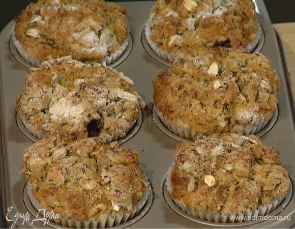 Выпекать маффины в разогретой духовке 20–25 минут.