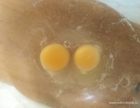 В воду вбить яйца, добавить соль и сахар. Перемешать.