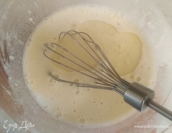 Влить растительное масло. Вымешивать тесто до гладкости.