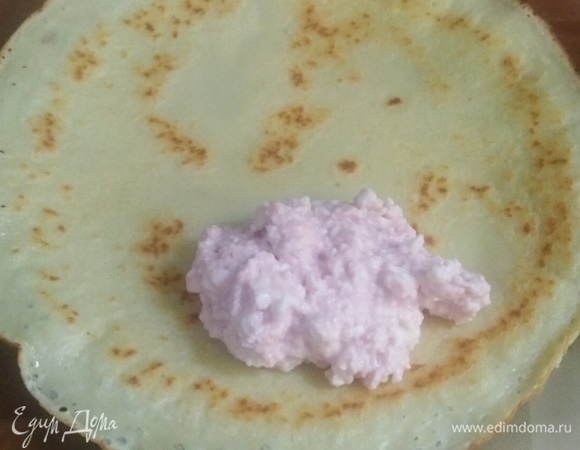 На блинчик выложить 1 чайную ложку творога. Свернуть.