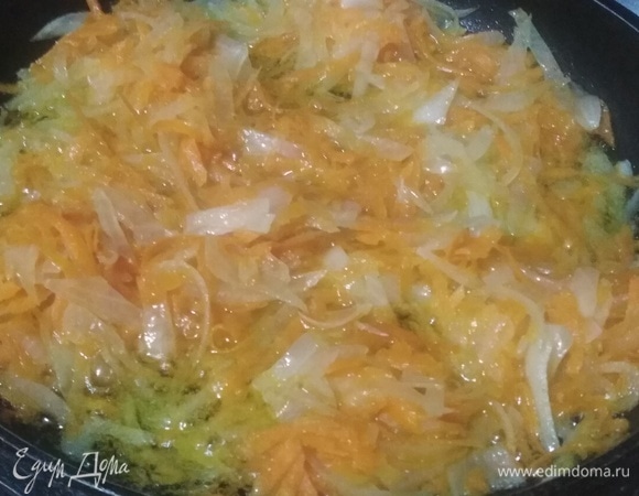 Головку лука обжарить с морковью на растительном масле.