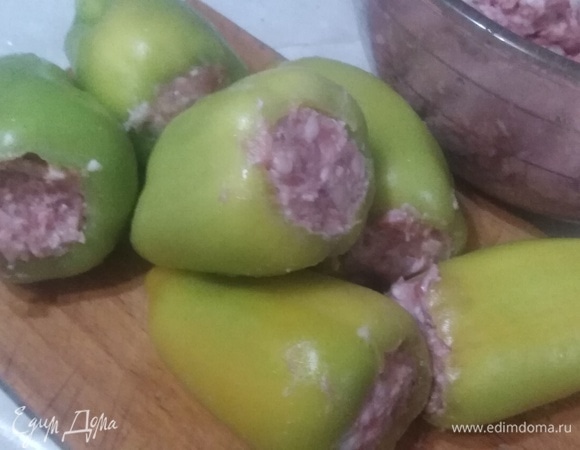 Перцы вымыть, вычистить. Нафаршировать подготовленным фаршем.