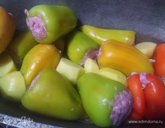 Почистить картофель. На овощную подушку из обжаренного лука с морковью выложить подготовленные перцы и картофель. Влить воду.