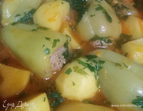 Затем влить томатный сок. Тушить еще 30 минут. В конце готовки добавить зелень.