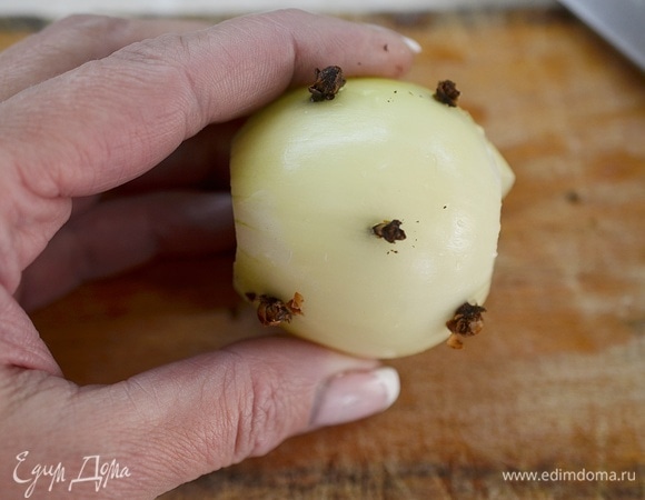 Воткните в головку лука бутоны гвоздики.