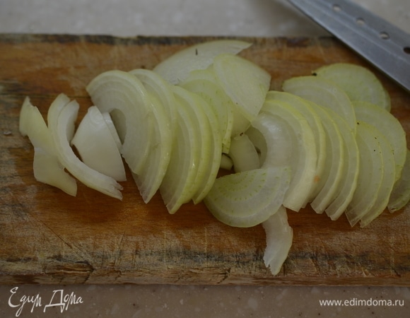 Спустя указанное время нарежьте лук.