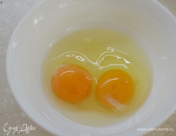 В миску вбейте яйца.