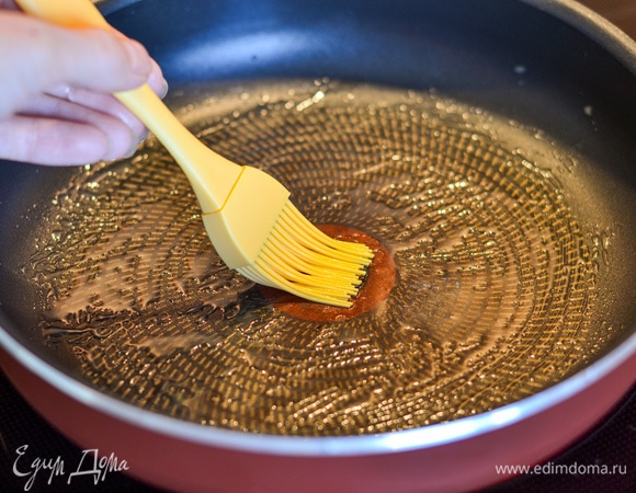 Сковороду смазываем сливочным маслом.