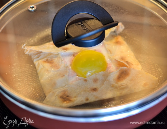 Готовим под крышкой на среднем огне до готовности. Я люблю, когда желток жидкий, поэтому мне хватило 5 минут на приготовление.