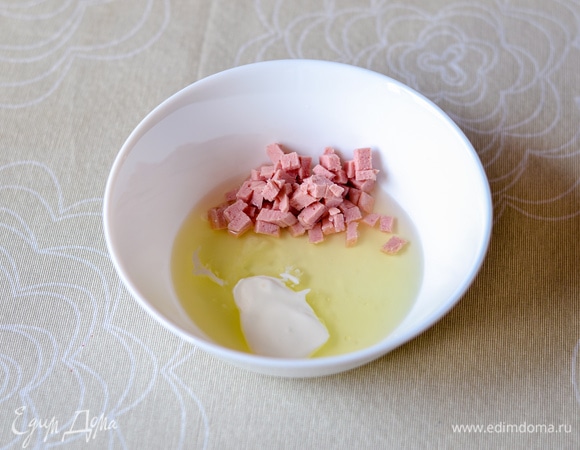 В белок добавляем сметану и мелко нарезанную ветчину.