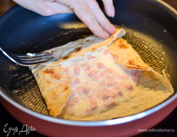 Подворачиваем края лаваша с четырех сторон.