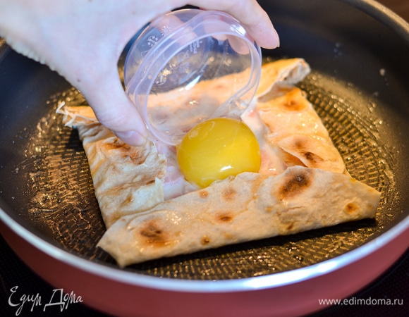 Кладем желток в середину.