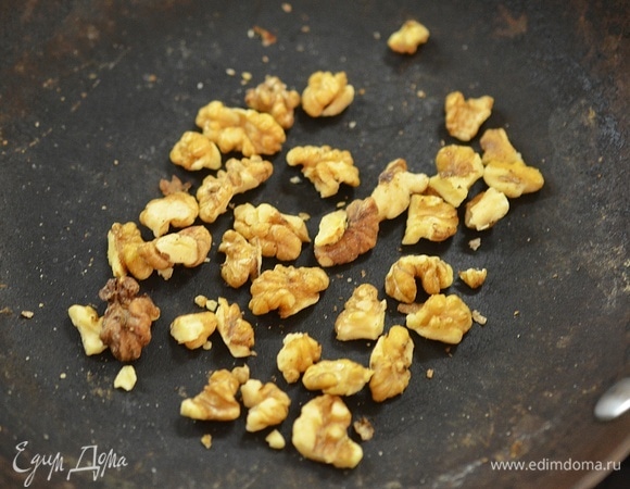 Грецкие орехи немного обжарьте на сковороде.