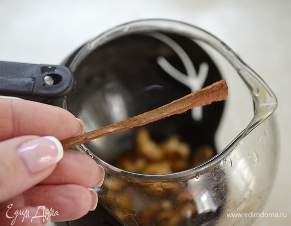 Добавьте корицу. Можно использовать и молотую корицу.