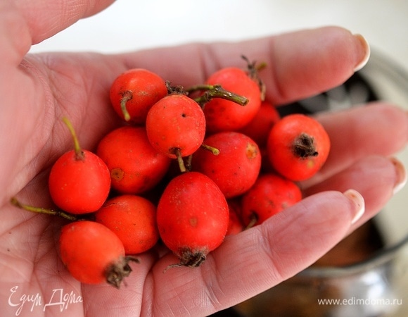 Шиповник промойте и также добавьте в чайник. Можно использовать и сушеные ягоды шиповника.