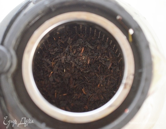 В ситечко чайника добавьте заварку.