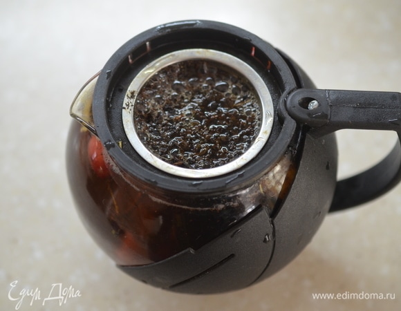 Залейте кипятком и дайте настояться минут 5–7.