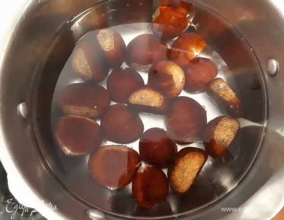 Проткните каштаны с двух сторон и варите в течение 10 минут с момента закипания. Затем дайте им немного остыть, очистите и отложите.