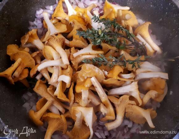 Лисички промойте, разрежьте самые крупные пополам, обжарьте с луком и тимьяном до испарения жидкости. Отложите.